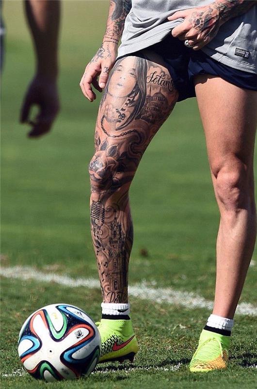 tetovanie na nohe meireles čiernobiele tetovanie futbalistu