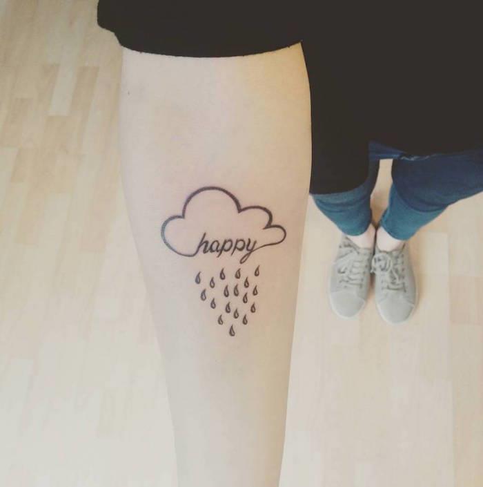 tetovanie nápad žena paže diskrétne tetovanie oblak dážď šťastný