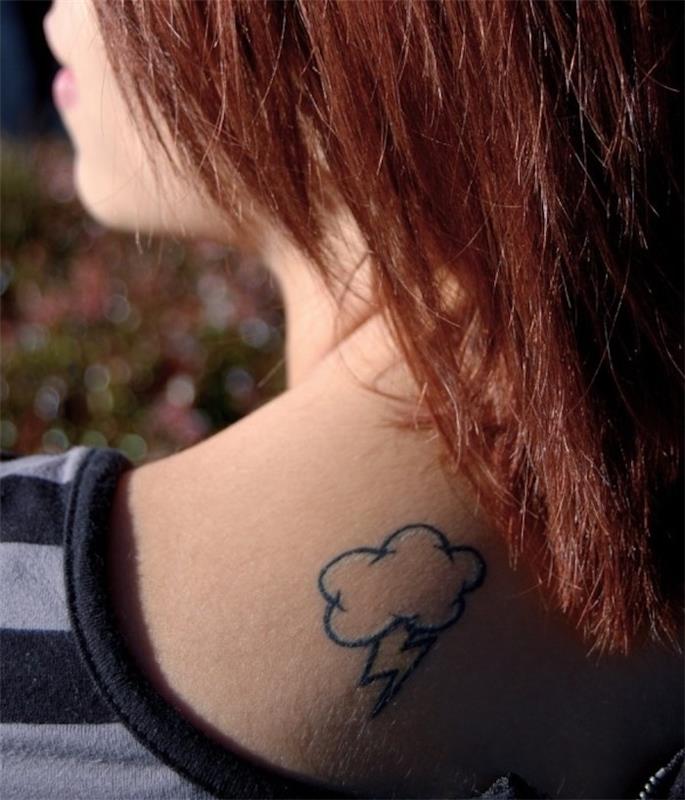 Malé jednoduché a diskrétne tetovanie do oblakov a bleskov pre ženy