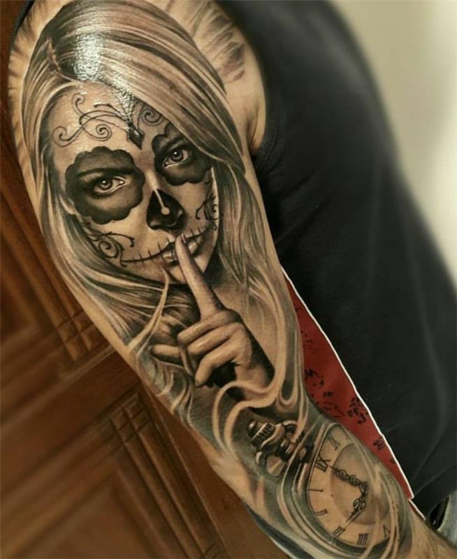originálne tetovanie, žena s tetovaním v manžete a maskou lebky