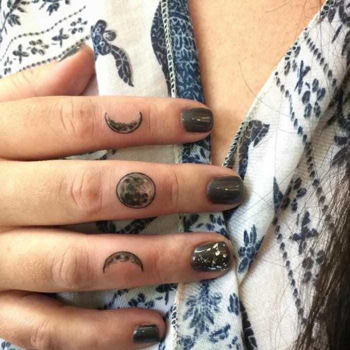 tetovanie na prstoch znázorňujúce fázy mesiaca, inšpiratívne minimalistické tetovanie