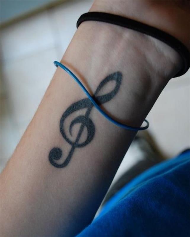 Žena tetovanie na predlaktie zápästia žena