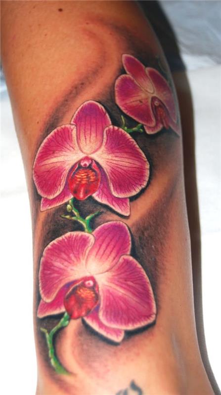 tetovanie ružovej orchidey na lýtku ženy
