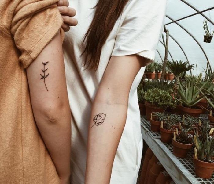 Tatuaggi avambraccio, tatuaggio di coppia, donna con una foglia, uomo con un fiore