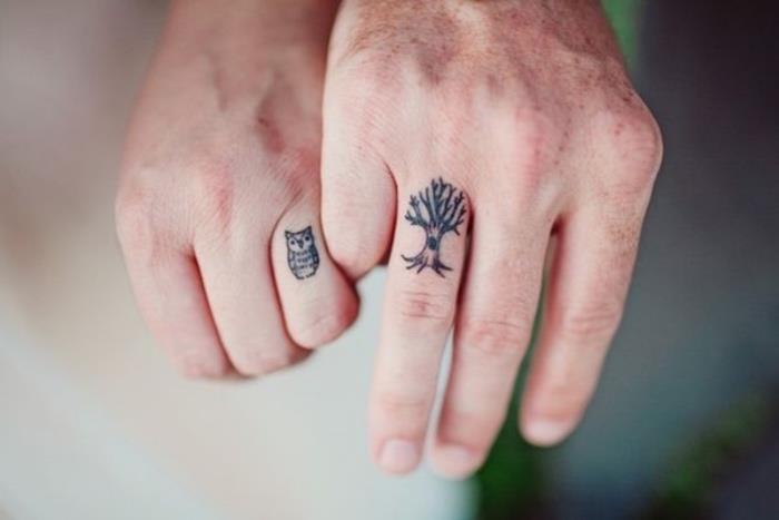 Tatuaggio di coppia, tatuaggi più belli del mondo, uomo e donna che si tengono per mano