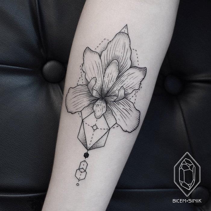 geometria tetovania na tetovanie orchideí