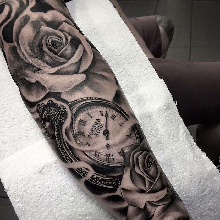 Idé per un tattoo old school braccio con il disegno di un orologio e rose