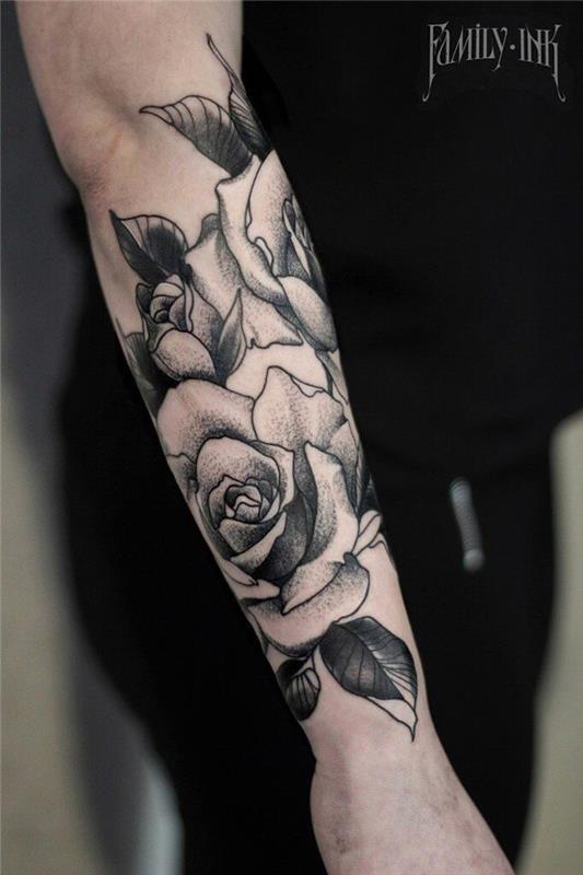 Idé per dei tatuaggi uomo con motivi floreali e petali di fiori