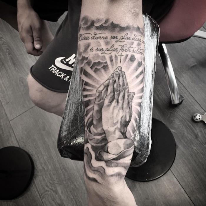 små tatueringsidéer för män, religiöst tema, trägolv, berande händer