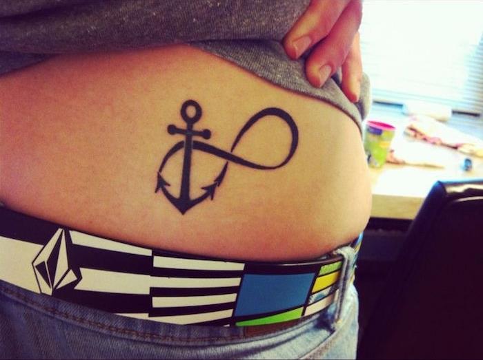 Infinity tatuering ankare på höften man eller kvinna