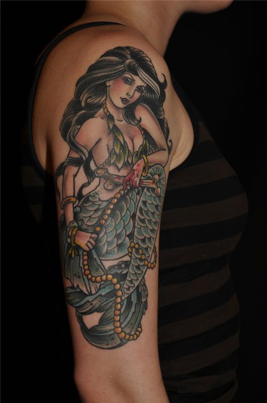 atraktívna morská panna vytetovaná na ženskej ruke, predloha na tetovanie manžety