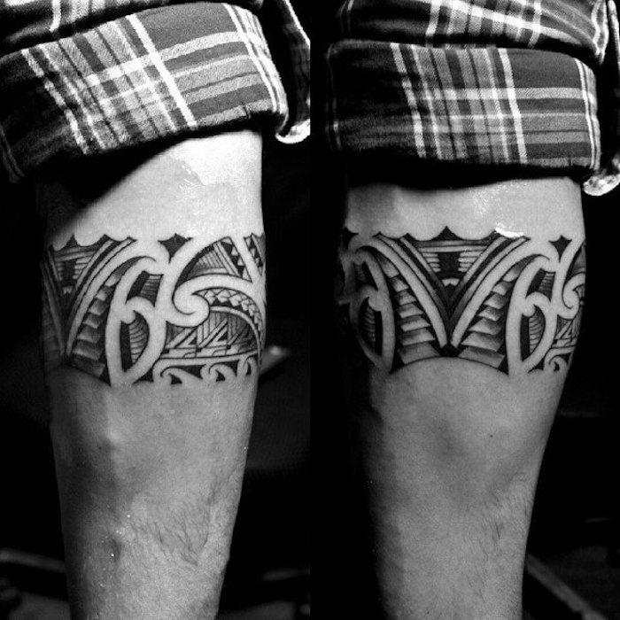 Il braccio di un uomo con tatuaggio avambraccio motivi maori a bracciale