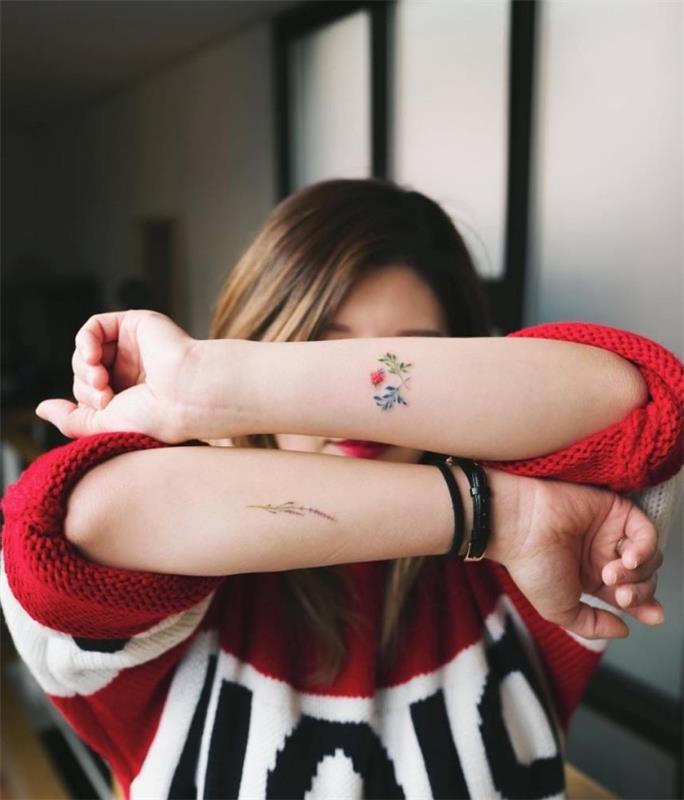 Tatuaggi sul polso, donna tatuata sulle braccia, tattoo fiori colorati