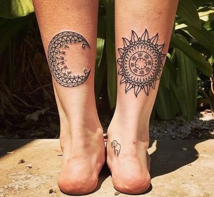 čiernobiele tetovanie mandaly žena lýtko mesiac slnko na dievčenskej nohe