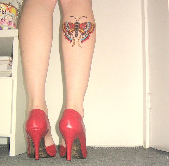 Model tetovania motýľa farbami lýtka ženy