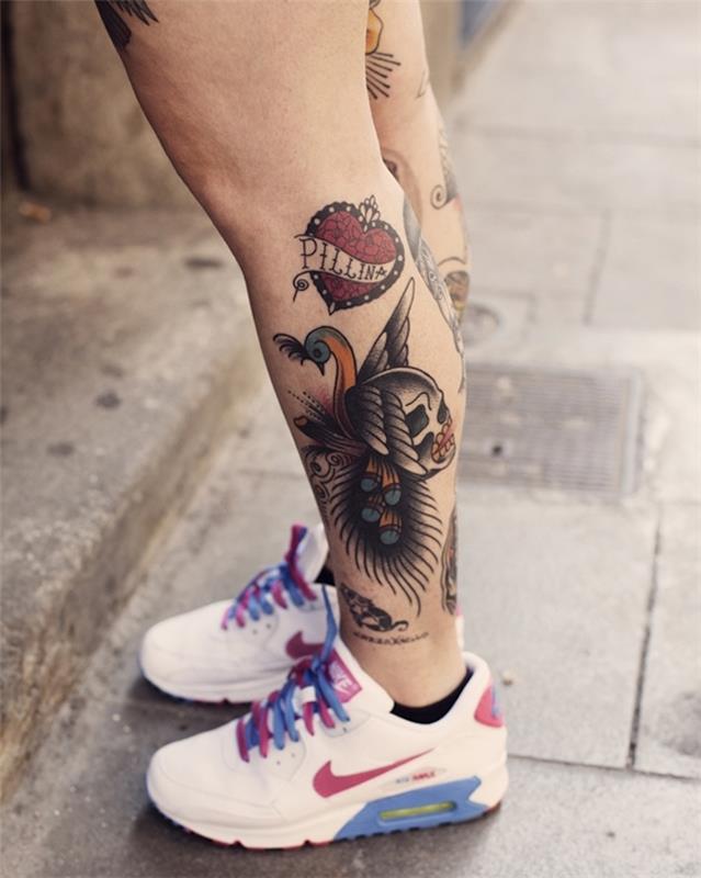 Žena zo starej školy s tetovaním na lýtku, vzorové vintage tetovanie na nohe