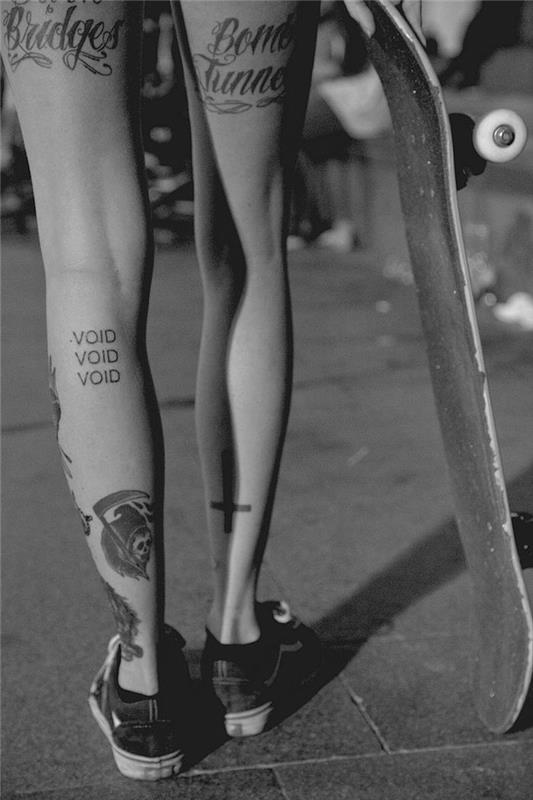 tetovanie teľa žena majú tetovanie noha dievča lebka tetovanie obrátený kríž