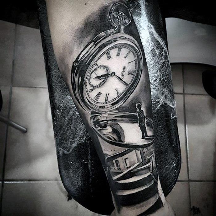 Tatuaggi sulle spalle uomo con il disegno di un orologio vintage con significant deptho