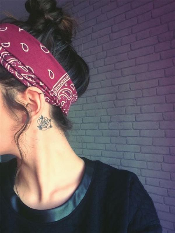 Tattoo piccolo, tattoo rosa sul collo, don con concicia per capelli