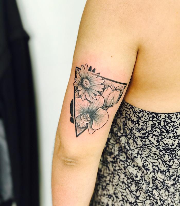 tetovanie dizajn kvet orchidea trojuholník rameno tetovanie lakeť