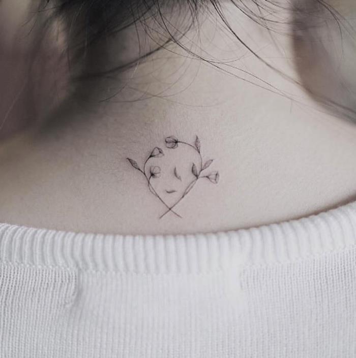 Disegno floreale, donna con tattoo sulla schiena, tatuaggio piccolo floreale