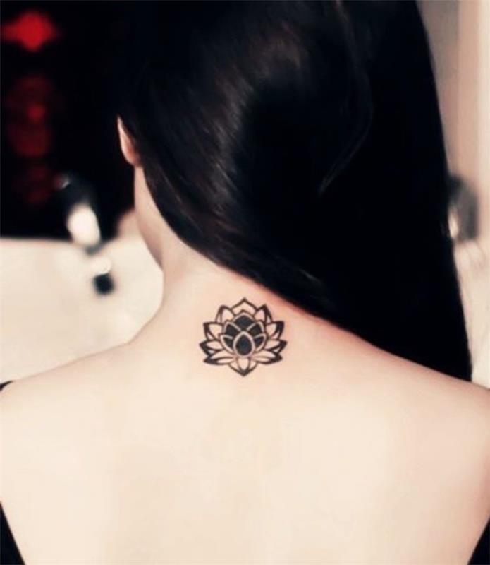 Fiore di loto, tatuaggio sulla schiena, donna con capelli lisci