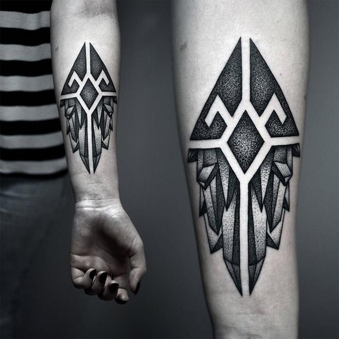 geometrisk tatuering, små tatueringsidéer för män, sida vid sida foton, grå bakgrund