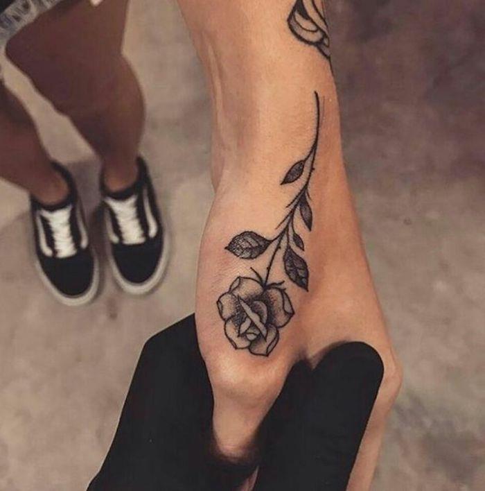 فكرة لكل الأمم المتحدة tatuaggio sul dito pollice di una donna، tattoo di una rosa grande con le foglie