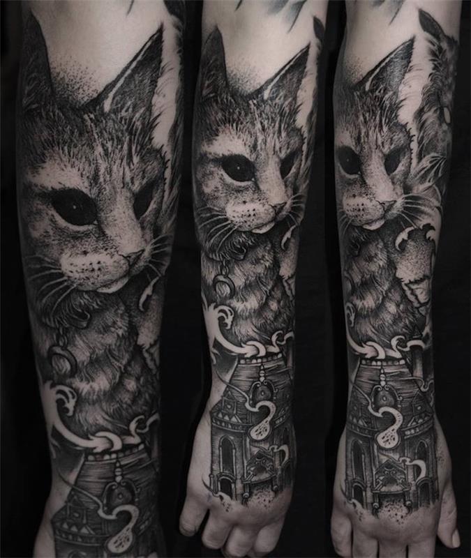 Tattoo uomo braccio con il disegno di un gatto con gli occhi neri