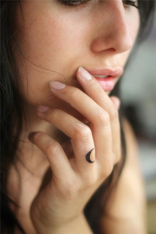 فكرة لكل dei tatuaggi piccoli mani con una luna sul dito anulare di una donna
