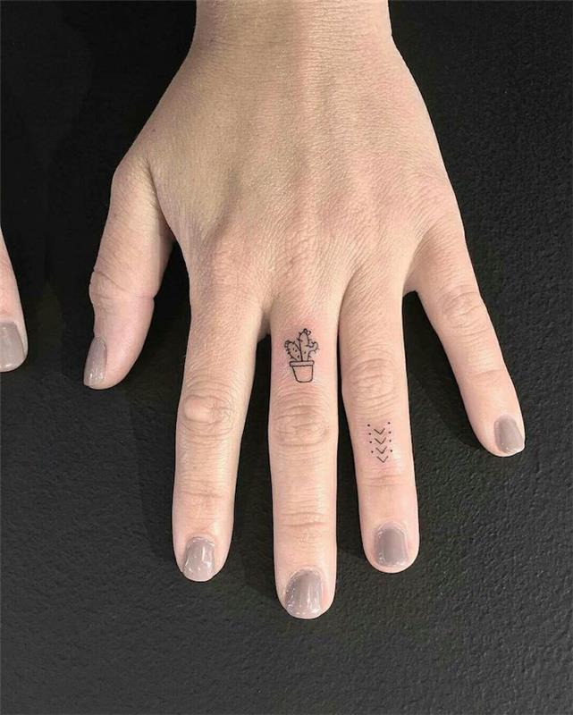 فكرة لكل الأمم المتحدة tatuaggio sul dito di una donna con cactus e frecce con puntini