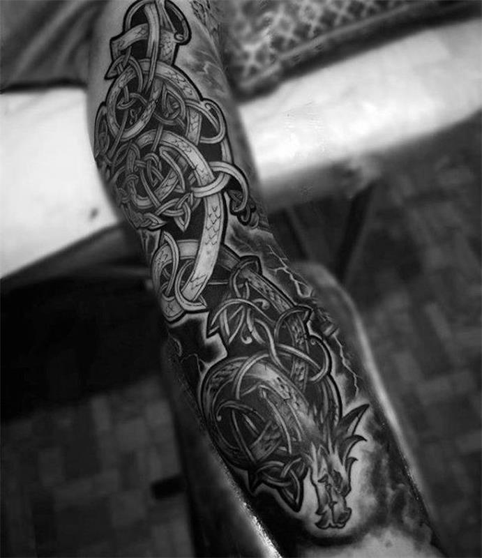 Idé per dei tatuaggi sulla spalla uomo con grande tattoo di un drago e meanders