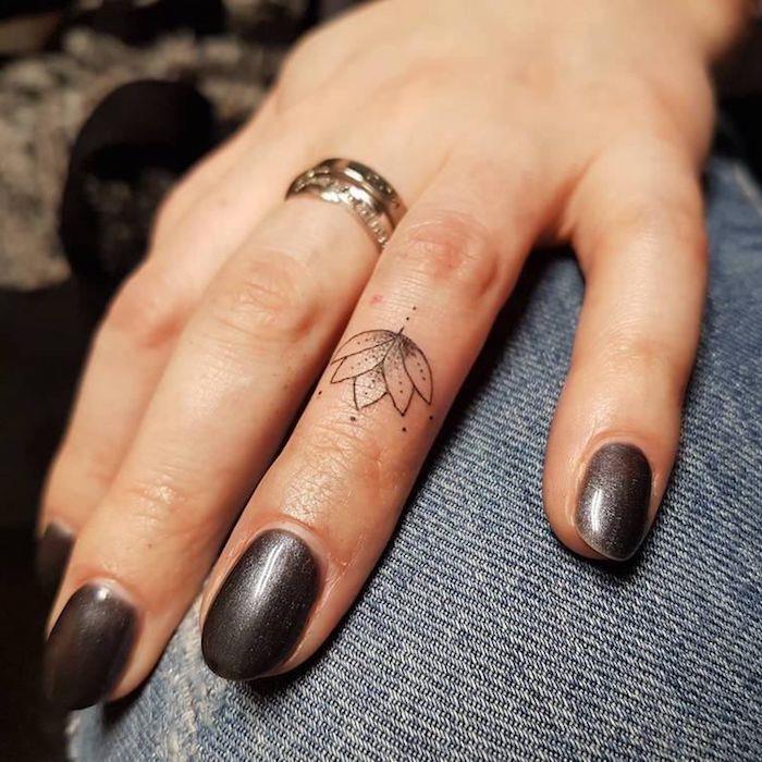 Idea per dei tatuaggi piccoli mani e un'idea con fiore di loto sul dito anulare di una donna