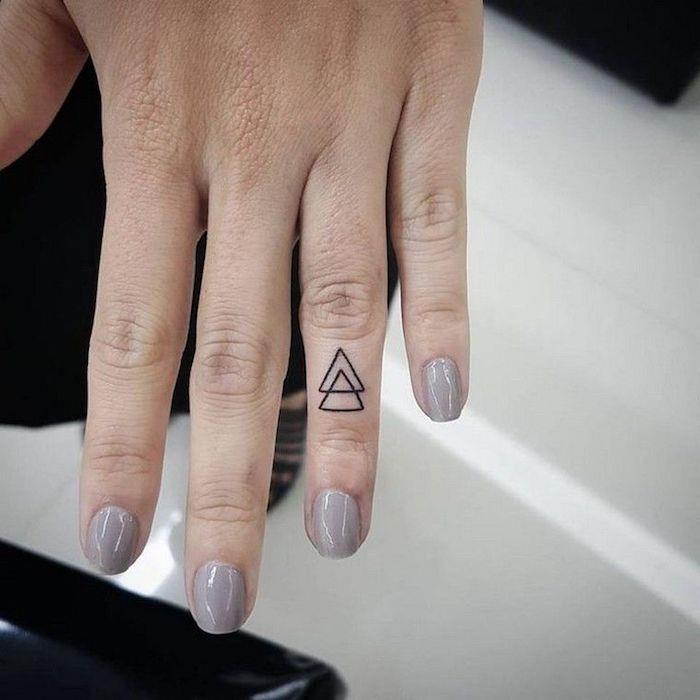 Tatuaggi piccoli mani ، فكرة لكل وشم un un tattoo sul dito anulare con due triangoli