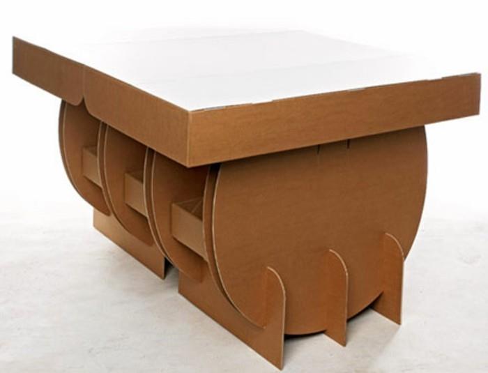 Costruire con il cartone, tavolo da pranzo con scatole di imballaggio