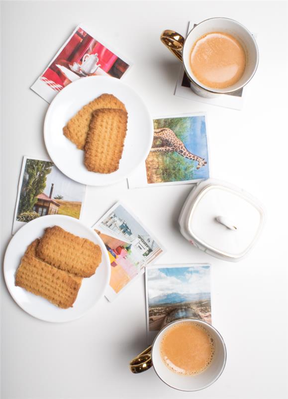 Sottobicchieri con fotografie، tazzine con caffè. piattini con biscotti، regalini fai da te