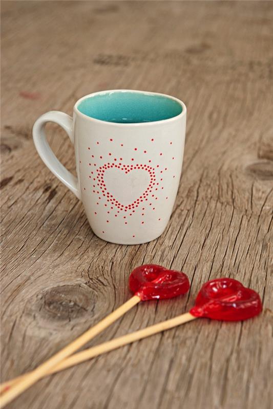 Personalizovaný hrnček so srdcom z malých červených bodiek nakreslený porcelánovým filcom, prispôsobený nápad na darček na Valentína