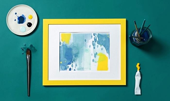 måla akrylmålning akvarell effekt, abstrakt målning i blå och gul akvarell effekt
