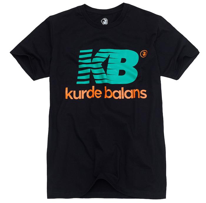 shoppa mode polen shoppa turism skridsko Warszawa Kurdish Balans t-shirt från PLNY
