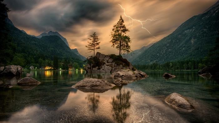 obrázok tapety, fotografia horskej krajiny s jazerom a skalami, fotografia sivej a žltej oblohy s búrkou