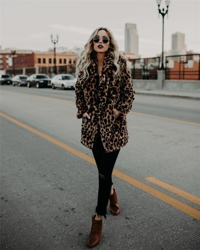 kabát s leopardím vzorom, čierne nohavice, koňakové čižmy, žena s blond vlasmi, okrúhle okuliare
