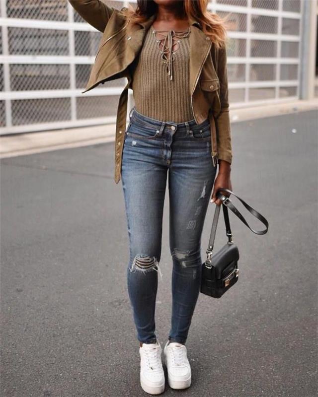 outfit tón v tóne s krížovou blúzkou a dámskou bundou khaki v kombinácii so štíhlou rifľou s dierkami