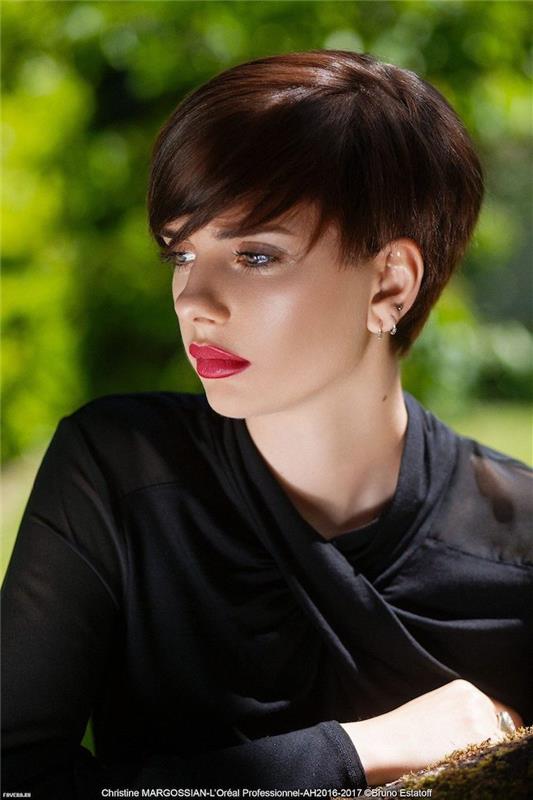 trendy krátke hnedé vlasy s ofinou žena s elegantným čiernym oblečením