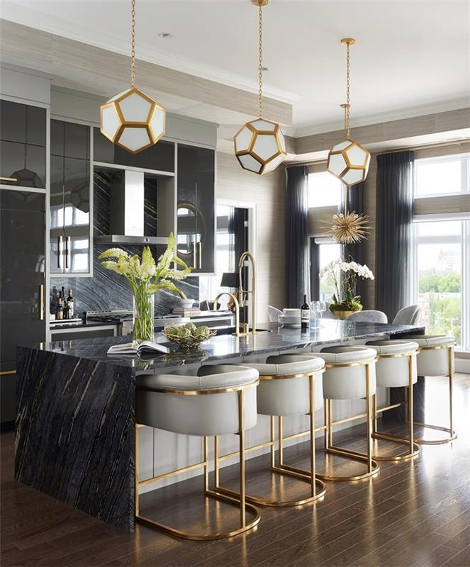 kuchynský trend 2020 čiernobiely kuchynský dekor so zlatými akcentmi biele a zlaté závesné lampové barové stoličky