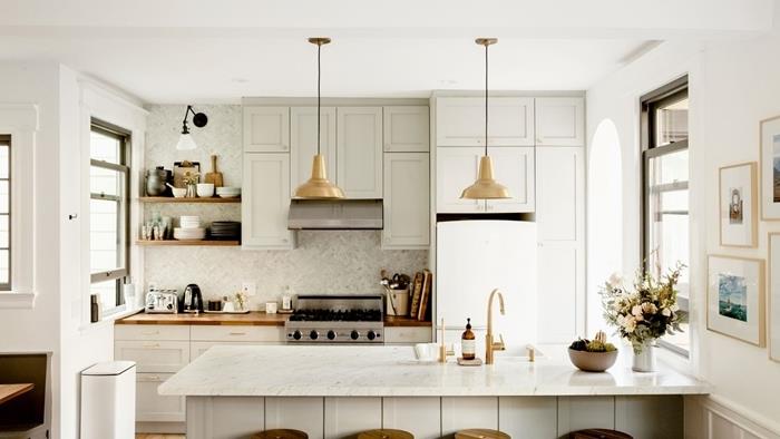 kuchynský trend 2020 interiérový dizajn štýl štýl deco kuchyňa biela a drevo s kovovými akcentmi zlatá závesná ostrovná lampa