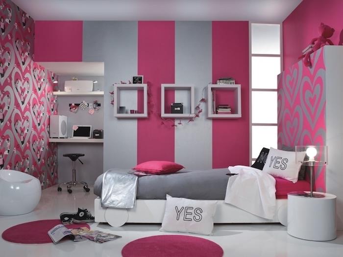 tjej sovrum dekor, rosa och grå randig tapet, hjärtmönstrad väggdekor, vit säng med mörkgrå filt