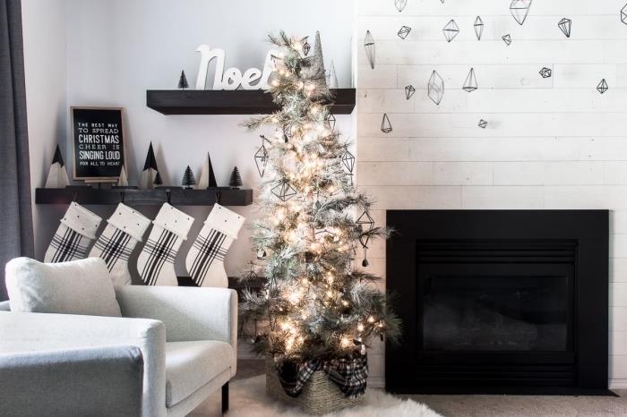hur man dekorerar ett skandinaviskt vardagsrum till jul, konstgjord julgransbild dekorerad med ljus krans och trådfigur