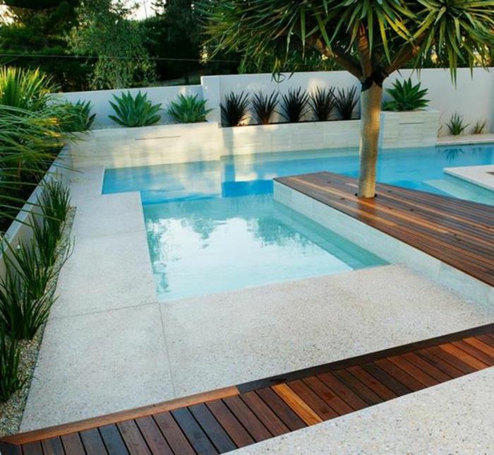 geometrisk pool med modern design, betongpoolkontur och trälister