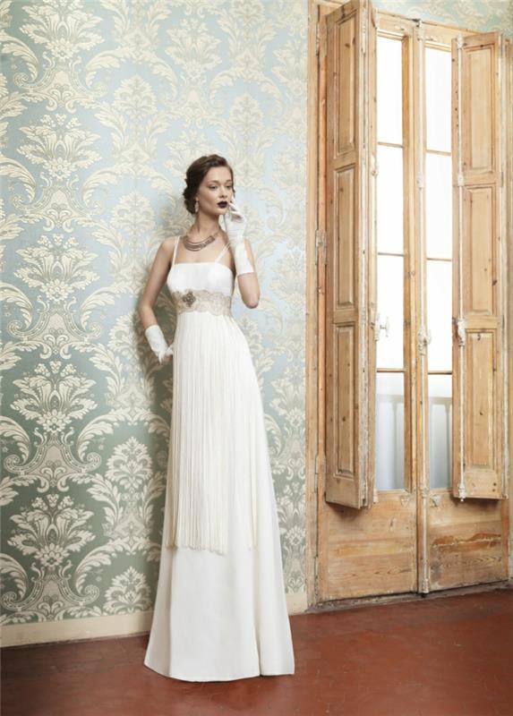 elegantné vintage svadobné šaty v štýle empíru s tenkými ramienkami a vysokým pásom