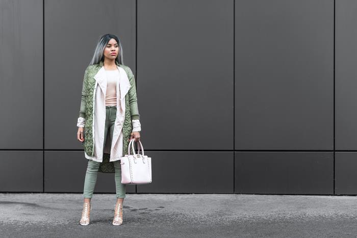 dámske khaki nohavice tenkého modelu zladené so zeleným kabátom s ružovou podšívkou a púdrovo ružovým topom pre jemný jesenný look